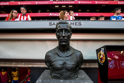 El busto en recuerdo de Pichichi, en San Mamés.