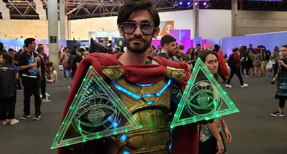 O designer e cosmaker Henrique Cavalcante, caracterizado como Mysterio, da Marvel.