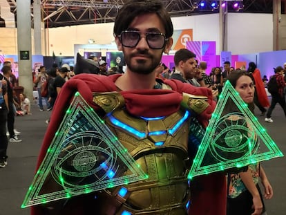 O designer e cosmaker Henrique Cavalcante, caracterizado como Mysterio, da Marvel.
