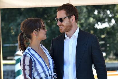 La actriz Alicia Vikander y el actor Michael Fassbender a la llegada al festival de Venecia.