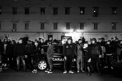 La lucha por el poder se ha desplazado al centro de Nápoles y, paradójicamente, la ausencia de los grandes capos (Marco di Lauro era un superviviente) ha abierto la puerta del caos. En la imagen, seguidores de capo Marco di Lauro, junto a la comisaría cuando lo apresaron la semana pasada.