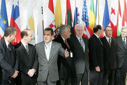 Varios líderes, entre ellos el ex presidente chileno Eduardo Frei, el español Felipe González y el primer ministro francés Lionel Jospin (segundo, tercero y cuarto, de izquierda a derecha), durante la inauguración de la Cumbre Internacional sobre Democracia, Terrorismo y Seguridad, ayer en Madrid.