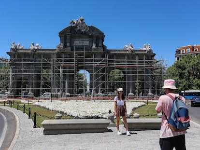 La Puerta de Alcalá ya con los andamios que se están instalando para la próxima restauración, este jueves.