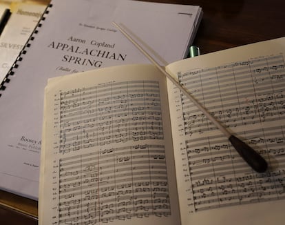 La batuta de Alondra de la Parra, sobre la partitura de una obra fundamental del siglo XX, Primavera apalache, del compositor estadounidense Aaron Copland (1900-1990).