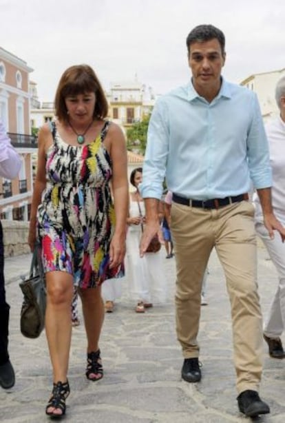 Pedro Sánchez pasea por Ibiza acompañado por la secretaria general del PSIB-PSOE, Francina Armengol.
