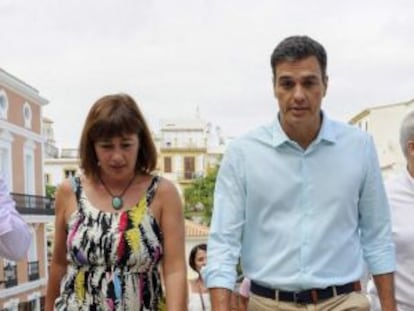 Pedro Sánchez pasea por Ibiza acompañado por la secretaria general del PSIB-PSOE, Francina Armengol.