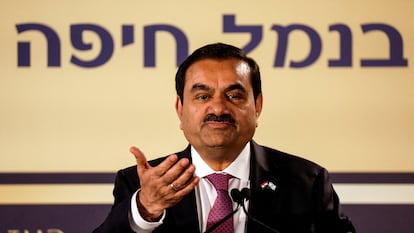 Gautam Adani se dirige a la prensa en Haifa tras adquirir el puerto de esa ciudad de Israel, el 31 de enero de 2023.