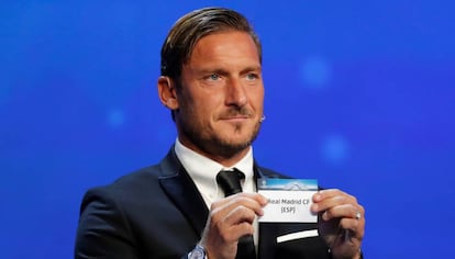 Francesco Totti muestra el grupo del Real Madrid.