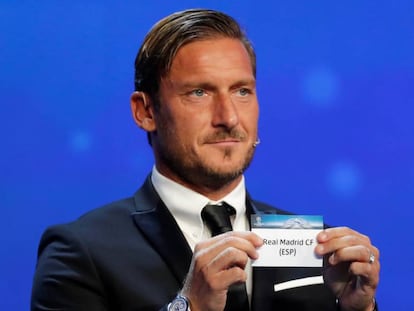 Francesco Totti muestra el grupo del Real Madrid. 