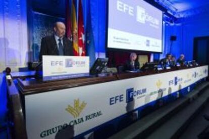 El presidente de la Asociaci&oacute;n Espa&ntilde;ola de Cajas Rurales, Ernesto Moronta (i), durante su discurso de inauguraci&oacute;n del EFE-F&oacute;rum &quot;Grupo Caja Rural: un modelo de futuro&quot;, unas jornadas convocadas para analizar los distintos modelos de estas entidades en Europa y sus retos de futuro