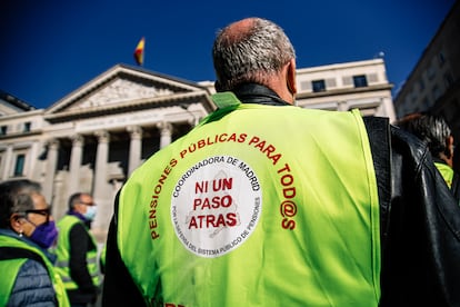 Jubilados se concentran frente al Congreso de los Diputados en Madrid.