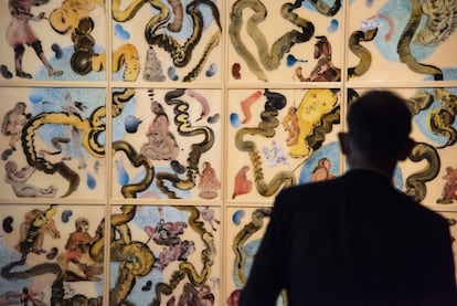 La Fundación Joan Miró y la Fundación La Caixa presentan No me oyes, la primera exposición museística en España de Nalini Malani. Como ganadora de la séptima edición del Premio Joan Miró en 2019, la artista india se ha comprometido plenamente con el desarrollo de un proyecto a la altura de tal distinción. La exposición, concebida y comisariada por Nalini Malani y Martina Millà, invita al visitante a explorar algunas de las temáticas principales de la obra de esta artista, dedicada durante 50 años a la defensa infatigable de los silenciados y desposeídos de todo el mundo, especialmente de las mujeres. Para la ocasión, la artista ha creado dibujos murales en las salas de la fundación, unas obras efímeras, realizadas 'in situ', que se borrarán el último día de la muestra durante una 'performance'.