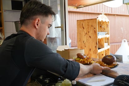 Jon Unanua, estudiante de hostelería de 20 años, trabaja como cocinero, pero aprovecha para poner a prueba otras competencias de gestión