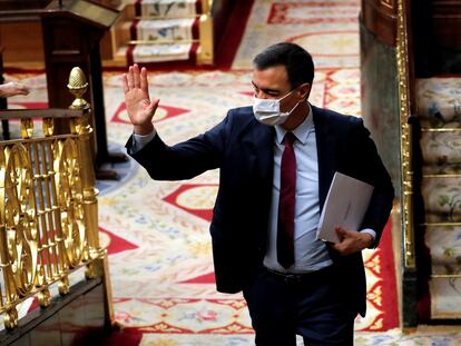 El presidente Pedro Sánchez ha entrado en el hemiciclo del Congreso entre aplausos de las bancadas del PSOE y Podemos.