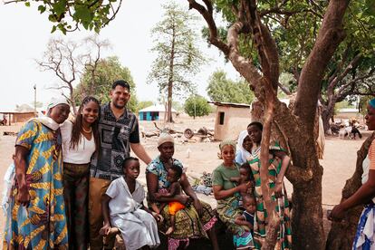 Simone y Morales junto a las familias de Ghana.
