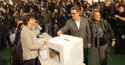 Mas, en el moment de votar, acompanyat de la seva dona.