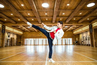 O carateca espanhol Damián Quintero, que participará dos Jogos Olímpicos de Tóquio-2021, no Dojo Shubukan, em Madri. Na foto, com o uniforme a ser usado na cerimônia inaugural dos Jogos. 