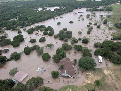 Casas y vehículos parcialmente sumergidos tras las inundaciones, e, 4 de julio en Kerrville.