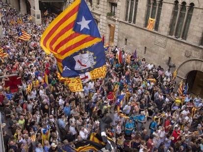 Centenares de leridanos, esta tarde, en la protesta contra el pacto PSC-Ciutadans en la Paeria.