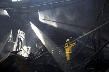 Bomberos trabajan en la extinción de un incendio en Beit Meir cerca de Jerusalén (Israel), el 25 de noviembre de 2016.