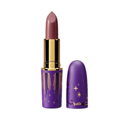 
El pintalabios Moon and Back (hasta la luna y vuelta) de MAC proporciona un tono mate e intenso con un packaging que invita a soñar con las estrellas.
 Precio: 23,50 euros.