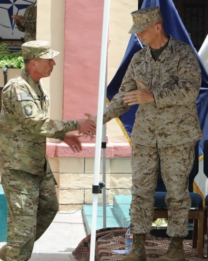 El general David Petraeus (izda), con su nuevo sustituto al mando de las fuerzas de la OTAN en Afganistán, el norteamericano John Allen, en la ceremonia de traspaso de poderes en Kabul
