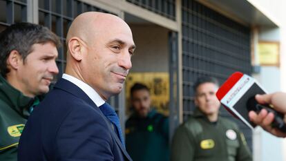 El expresidente de la Real Federación Española de Fútbol (RFEF) Luis Rubiales a su llegada este lunes al juzgado de instrucción número 4 de Majadahonda (Madrid).