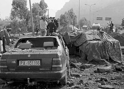 Imagen del atentado que le costó la vida al juez Falcone y a su mujer, en 1992.