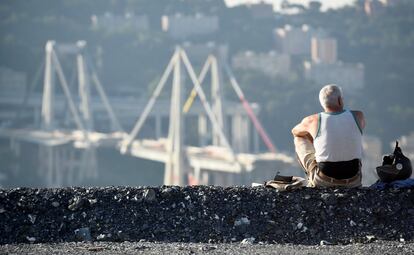 Alrededor de 3.400 personas han sido evacuadas antes de la detonación y se han rociado miles de litros de agua en la estructura para evitar que la explosión esparza una nube de polvo. En la imagen, un hombre observa el puente antes de su demolición.