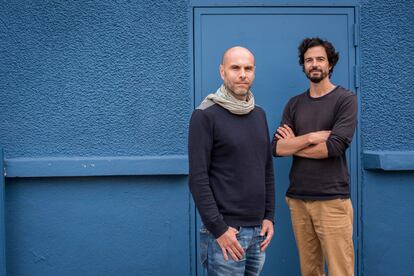 Pablo Servigne (derecha) y Raphaël Stevens, en Vitry, en la periferia de París (Francia).