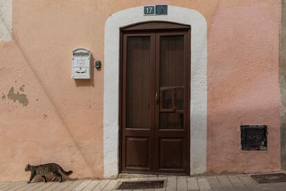 La casa de la mare de l'escriptor Baltasar Porcel, al costat de la bústia hi ha instalada la típica caixa de seguretat on es depositen les claus dels apartaments turístics.  