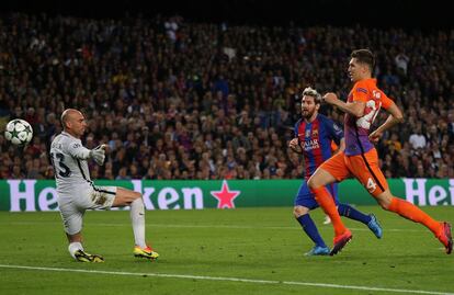 Messi (centre) marca el tercer gol.