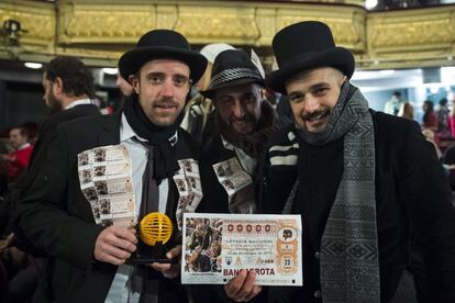 Tres hombres disfrazados que han acudido al Teatro Real de Madrid para asistir en directo al sorteo extraordinario de Navidad