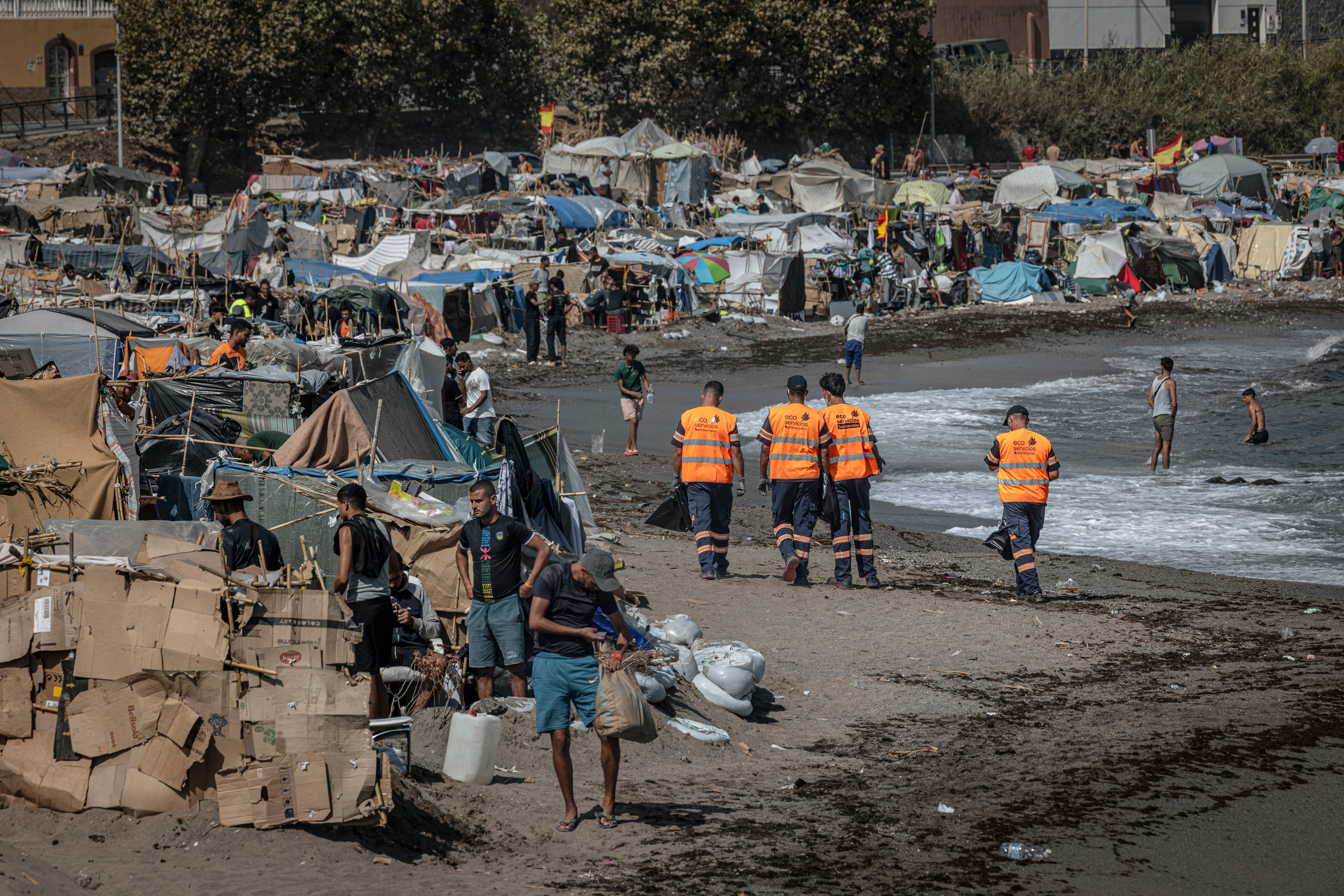 Asentamiento de migrantes en la playa de El Trampolín, este sábado. 