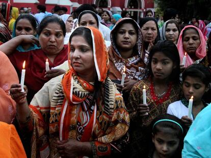 Un grupo de cristianos paquistan&iacute;es este martes en una ceremonia por las v&iacute;ctimas del atentado del domingo, en Lahore.