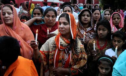 Un grupo de cristianos paquistan&iacute;es este martes en una ceremonia por las v&iacute;ctimas del atentado del domingo, en Lahore.