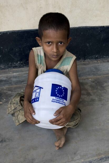 Un niño con un recipiente de ayuda donada por ECHO, la agencia humanitaria de la Unión Europea.