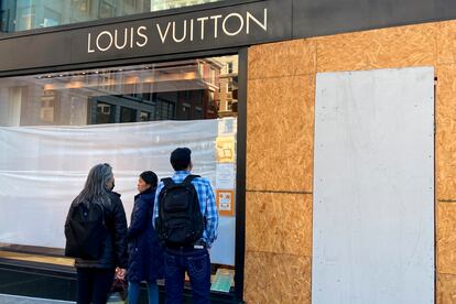 La tienda de Louis Vuitton en Union Square cerrada en San Francisco