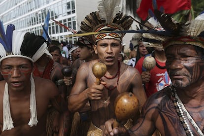 Protesta de la comunidad indígena Pataxo en Brasilia (Brasil). 