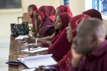 Una de las aulas del Instituto de Salud Pública de Niamey donde se está impartiendo una clase del máster de Nutrición. Desde que este curso vio la luz en 2013 han pasado por él un total de 77 alumnos, la mayoría de ellos mujeres, de los cuales 53 ya han finalizado. Es el primer curso de estas características que se imparte en Níger.