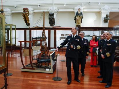 El rey Felipe VI asiste a la inauguración de la exposición "Jorge Juan, el legado de un marino científico" este viernes en el Museo Naval de Madrid.