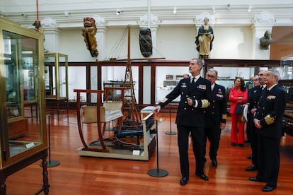 El rey Felipe VI asiste a la inauguración de la exposición "Jorge Juan, el legado de un marino científico" este viernes en el Museo Naval de Madrid.