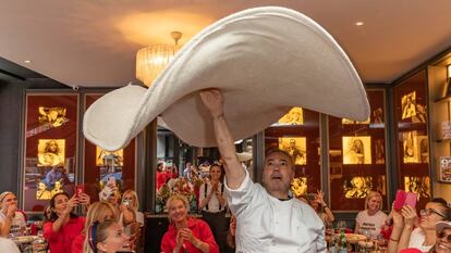 Un cocinero en el restaurante Crazy Pizza de Londres. 