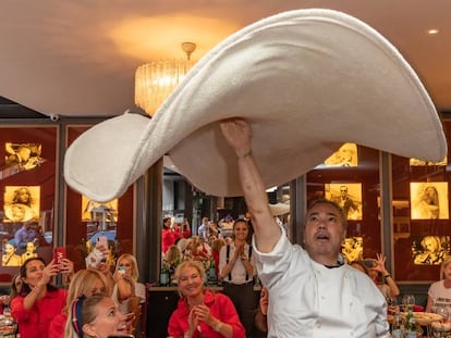 Un cocinero en el restaurante Crazy Pizza de Londres. 