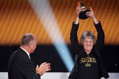 Pia Sudhage, recoge el premio a la mejor entrenadora de fútbol femenino 2012.