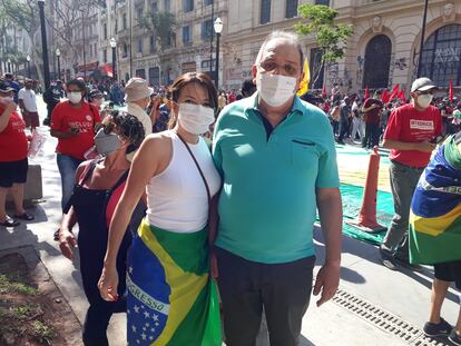 Carlos Fernandes, presidente municipal do Cidadania, com a esposa Cristina no Vale do Anhangabaú.