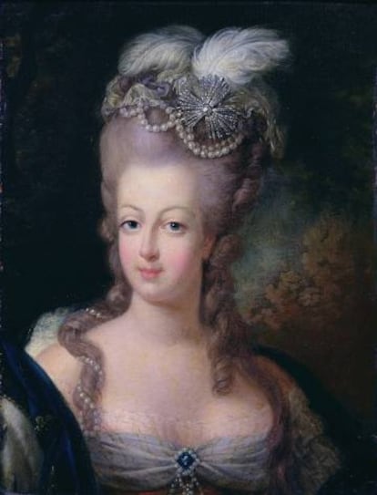 Asi retrató a Maria Antonieta en 1775 Jean-Baptiste André Gautier d'Agoty. No faltan las joyas, claro.