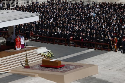 El féretro del papa Francisco, en la plaza de San Pedro. En la parte superior de la imagen, la tribuna de autoridades mundiales. 