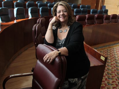 Elvira Rodríguez, presidenta de la Asamblea de Madrid, en el hemiciclo del Parlamento regional.