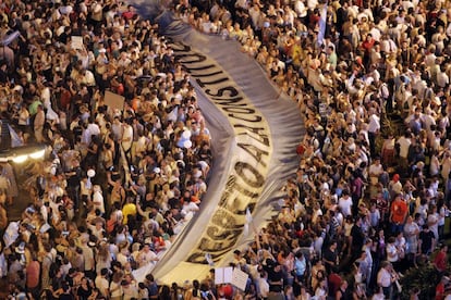 Detalle de una bandera argentina en la que se lee "Respeto a la constitución", en Buenos Aires, donde miles de personas movilizadas por las redes sociales forman el movimiento 8N, una expresión de protesta contra el Gobierno de Cristina Fernández.